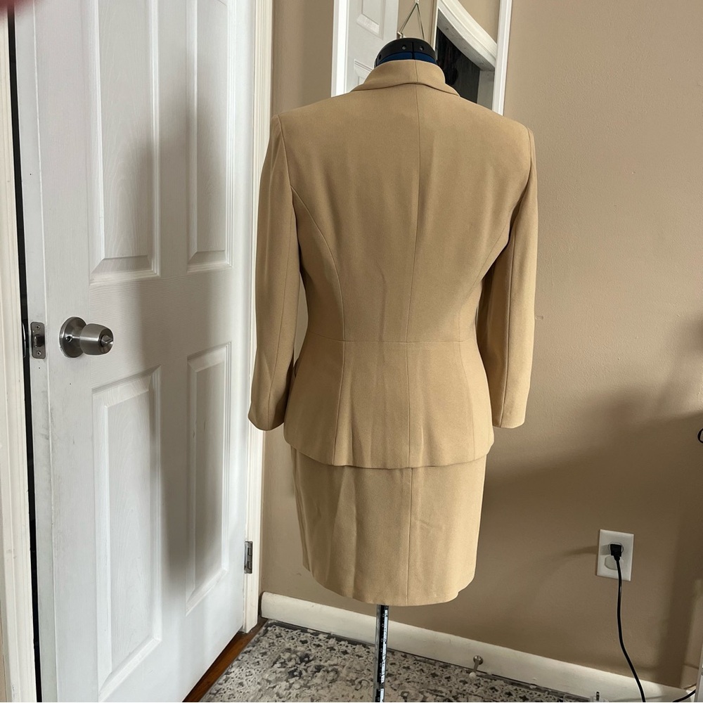 Jones New York tan skirt suit with double lapel, size 4 - Picture 4 of 9